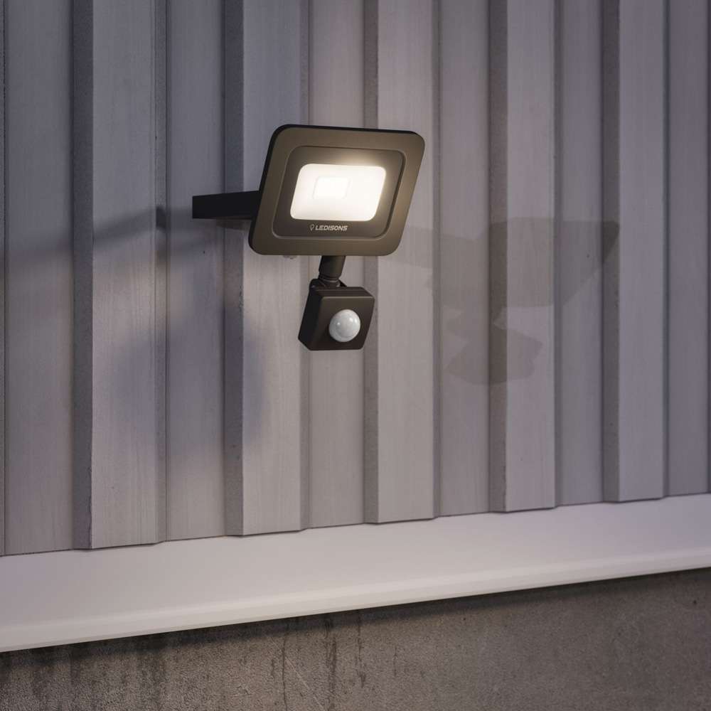 Outdoor_Wall_Scene_6_Cavona_20W_CloseUp